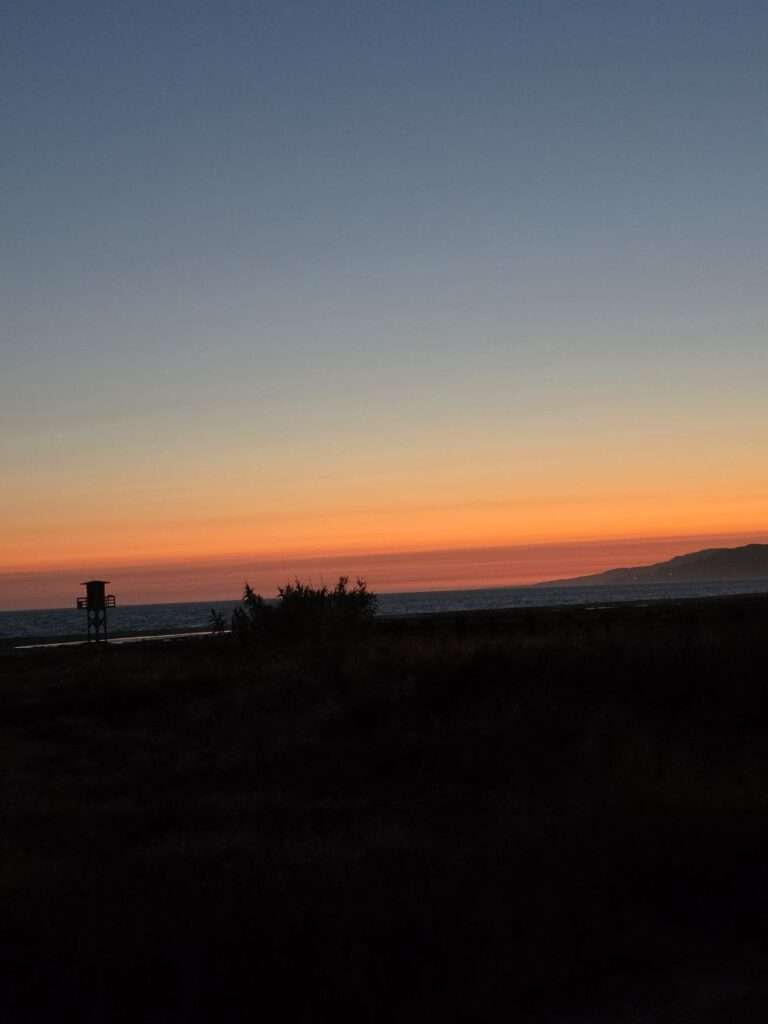 Andalusien-Roadtrip mit Kind: Tarifa, Cádiz und die schönsten Dünen 4 Andalusien-Roadtrip mit Kind: Tarifa, Cádiz und die schönsten Dünen Sonnenuntergang über dem Meer bei Tarifa in Andalusien