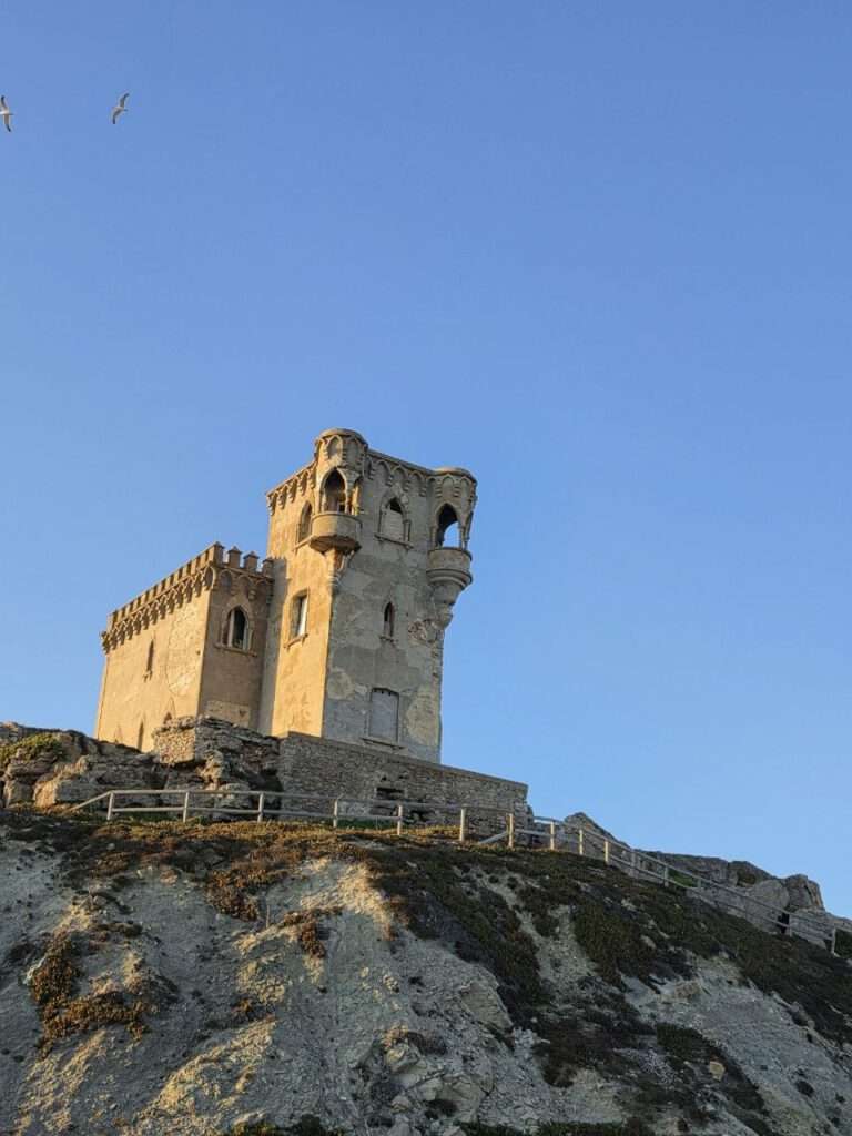 Andalusien-Roadtrip mit Kind: Tarifa, Cádiz und die schönsten Dünen 3 Andalusien-Roadtrip mit Kind: Tarifa, Cádiz und die schönsten Dünen Alter Wachturm an der Küste bei Tarifa