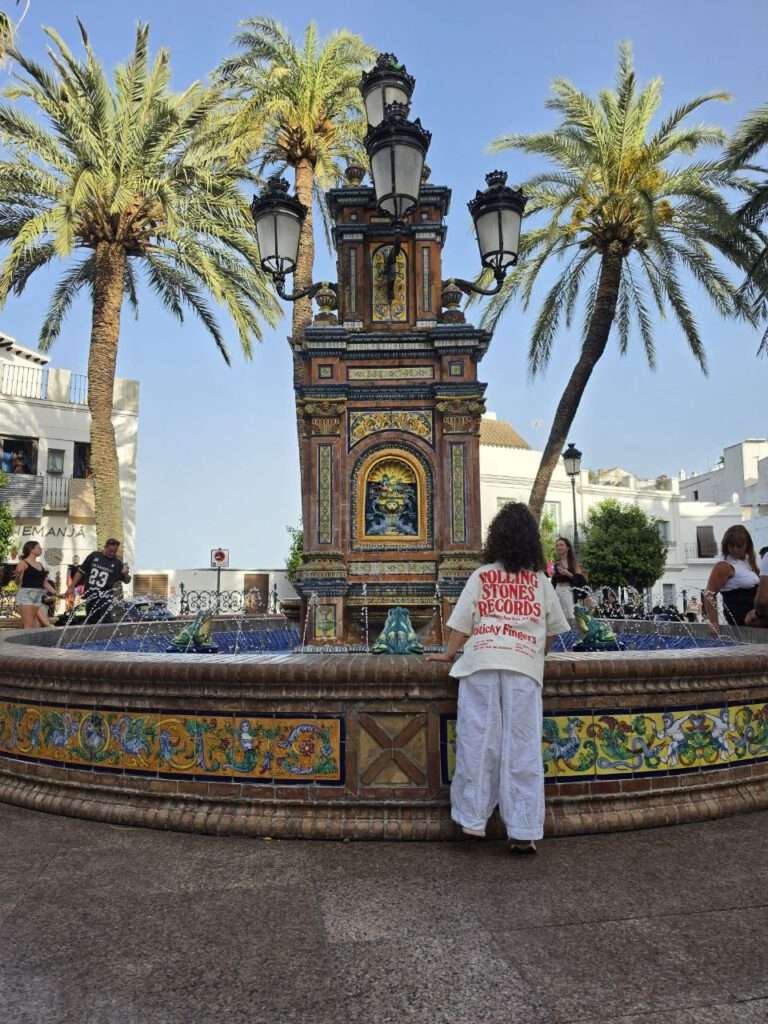 Andalusien-Roadtrip mit Kind: Tarifa, Cádiz und die schönsten Dünen 10 Andalusien-Roadtrip mit Kind: Tarifa, Cádiz und die schönsten Dünen Vejer de la Frontera – gekachelter Brunnen im weißen Bergdorf