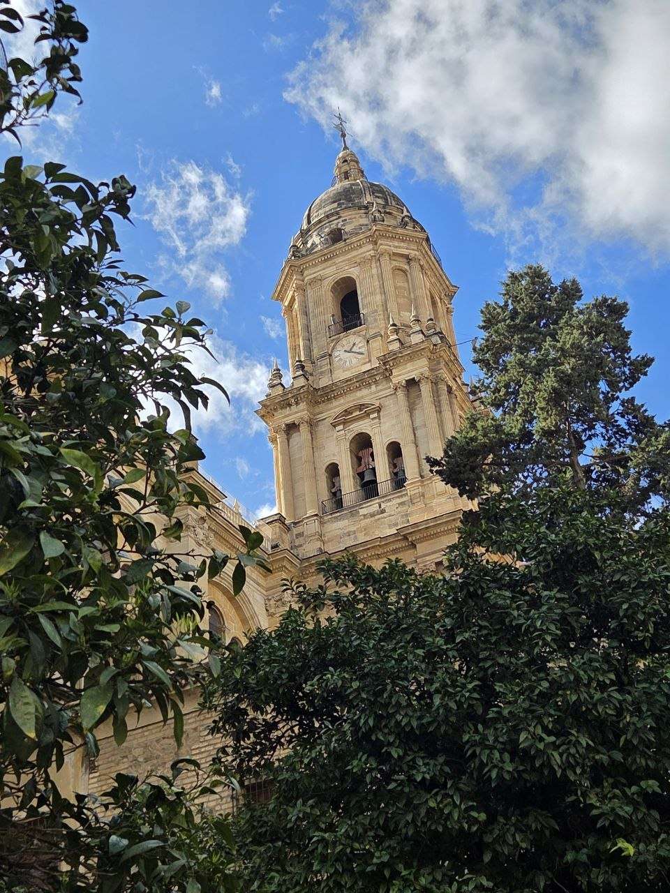 Torre del Mar mit Kind: unsere letzte Andalusien-Etappe mit Málaga, Nerja und einem ehrlichen Fazit 3 Torre del Mar mit Kind: unsere letzte Andalusien-Etappe mit Málaga, Nerja und einem ehrlichen Fazit Málaga Altstadt mit Kathedrale beim Andalusien‑Roadtrip mit Kind
