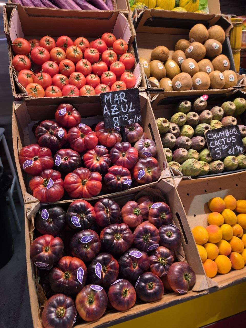 Málaga: Tipps für eine entspannte Städtereise in Andalusien 3 Málaga: Tipps für eine entspannte Städtereise in Andalusien Frisches Obst und Gemüse im Mercado Central de Atarazanas in Málaga