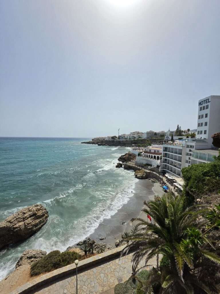 Torre del Mar mit Kind: unsere letzte Andalusien-Etappe mit Málaga, Nerja und einem ehrlichen Fazit 4 Torre del Mar mit Kind: unsere letzte Andalusien-Etappe mit Málaga, Nerja und einem ehrlichen Fazit Balcón de Europa in Nerja – Meerblick beim Tagesausflug von Torre del Mar mit Kind