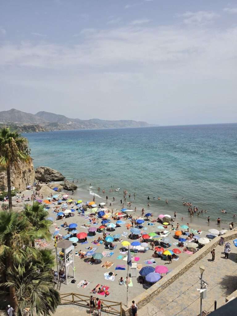 Torre del Mar mit Kind: unsere letzte Andalusien-Etappe mit Málaga, Nerja und einem ehrlichen Fazit 5 Torre del Mar mit Kind: unsere letzte Andalusien-Etappe mit Málaga, Nerja und einem ehrlichen Fazit Nerja aussicht Strand, sehr schöne Strand