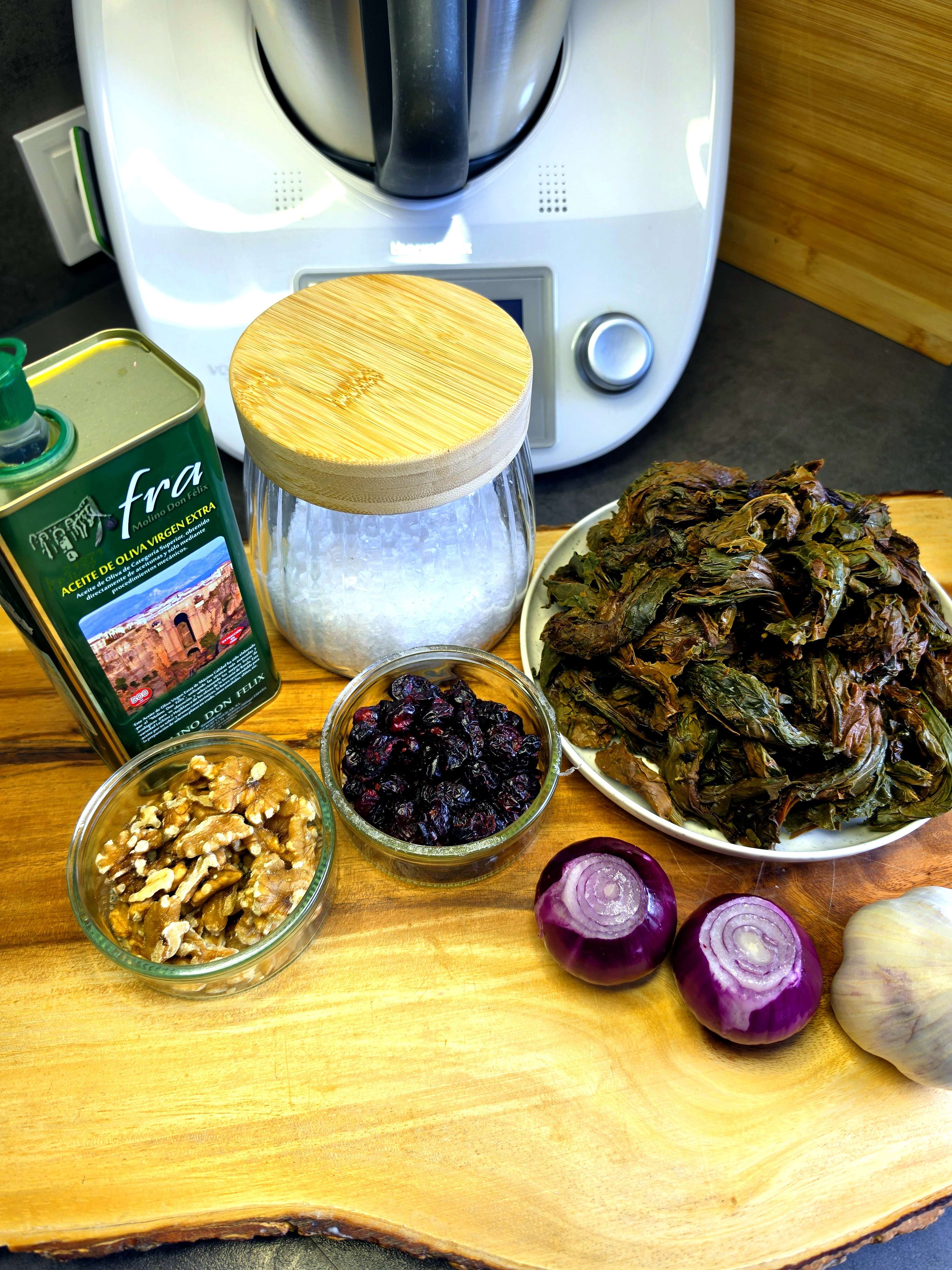 Zutaten für Aveluk-Salat: getrockneter Aveluk, Walnüsse, Cranberries, rote Zwiebeln und Knoblauch