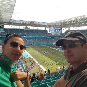 Im Hintergrund ist das Hard Rock Stadium in Miami zu sehen, in dem die Miami Dolphins spielen.