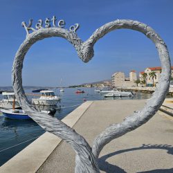 Die malerische Altstadt von Kaštel Stari in Kroatien mit historischen Steinhäusern und einer ruhigen Küstenlandschaft.