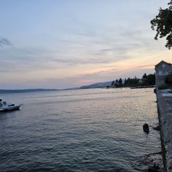 Der Hafen von Kaštela in Kroatien mit Segelbooten und einer malerischen Küstenlinie unter einem klaren blauen Himmel.