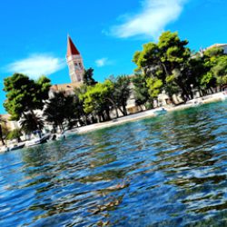 Kathedrale des Heiligen Laurentius in Trogir, Kroatien, mit ihrem beeindruckenden Glockenturm und romanischen Architekturdetails.